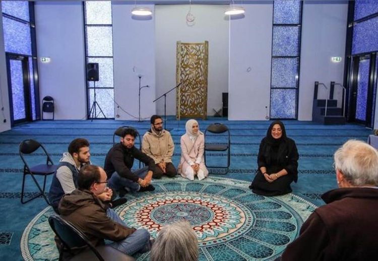 استقبال الزوار غير المسلمين للمشاركة في العديد من الأنشطة