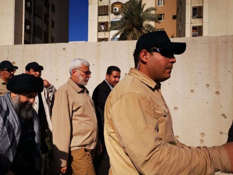 القائد الفعلي للحشد الشعبي وزعيم &quot;كتائب حزب الله&quot; أبو مهدي المهندس أمام السفارة الأمريكية