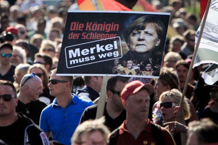 مظهر من مظاهر النشطاء اليمينيين ضد سياسة الهجرة التي تتبعها حكومة ميركل الألمانية