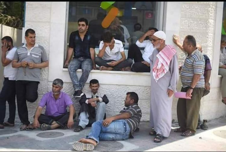 انتظار المواطنيين في قطاع غزة أمام البنوك ومكاتب البريد لصرف المساعدة النقدية القطرية 