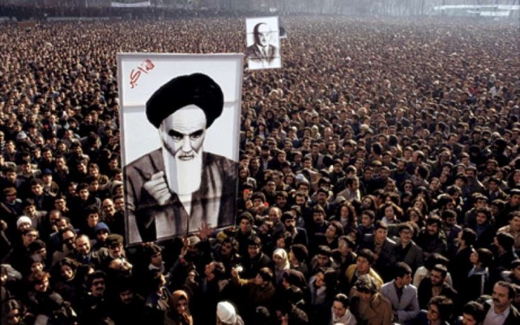 بعد نجاح الثورة فرضت السلطات الإيرانية نمطها وتصورها الأيدولوجي على المجتمع