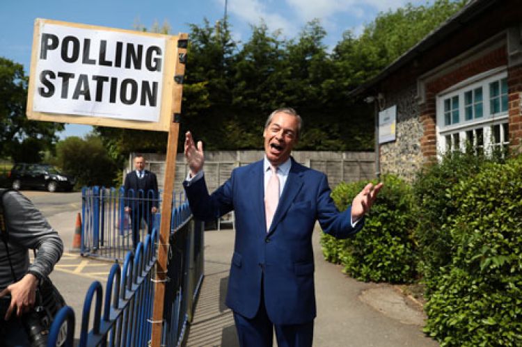 نايجل فاجي عند باب أحد مراكز الاقتراع في المملكة المتحدة في الانتخابات الأوروبية