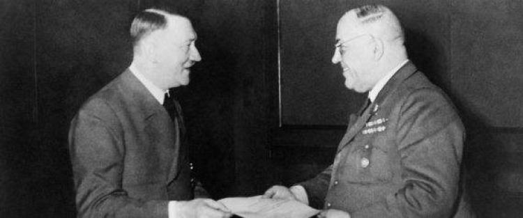 هتلر مع طبيبه الخاص ثيودور موريل