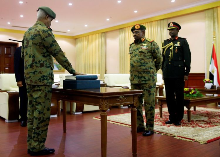 الجنرال المخلوع ابنعوف يؤدي القسم وزيراً للدفاع أمام الرئيس المعزول عمر البشير