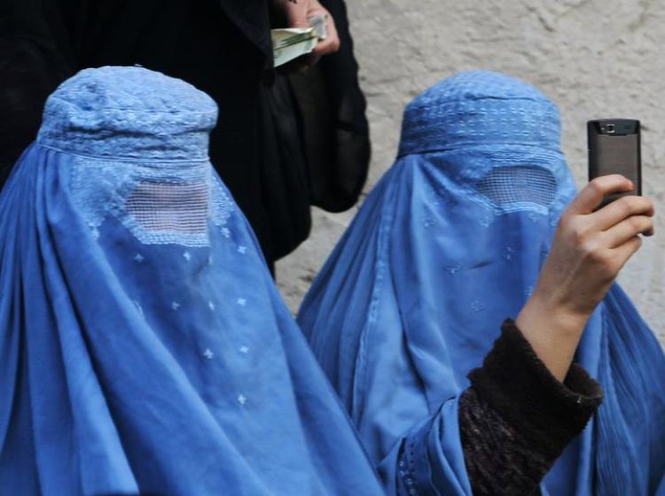 النساء اللواتي لا يرتدين الحجاب أو لا يرافقهنّ محرمٌ يتعرضن للجلد والضرب والإهانة