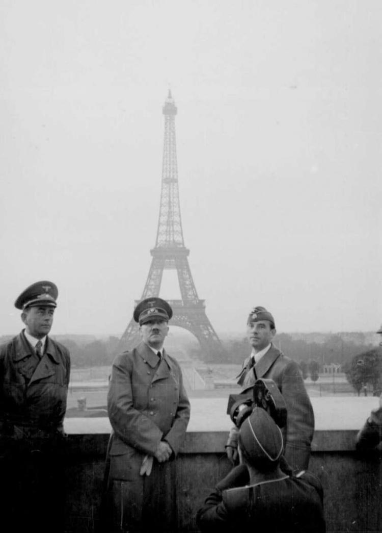  الزعيم النازي أدولف هتلر في باريس
