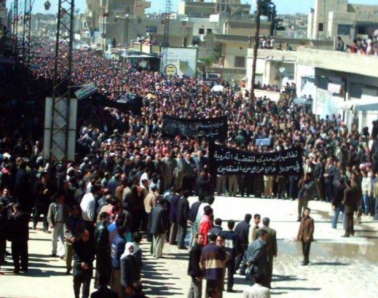 مظاهرة في القامشلي عام 2004 أثناء تشييع مواطنين كُرد قتلوا على أيدي أجهزة الأمن السورية