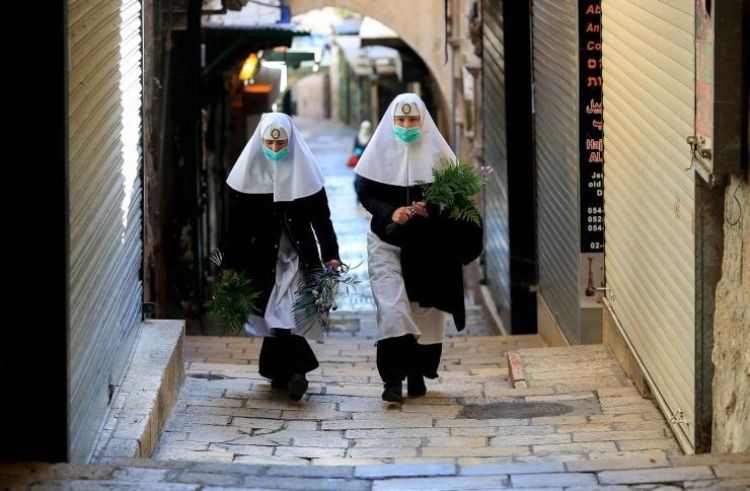 راهبتان في شوارع القدس الخالية من المحتفلين في عيد الفصح 