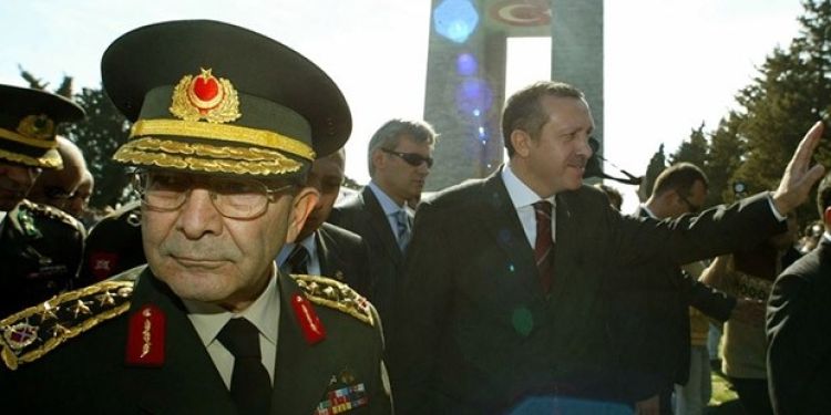 سعى الجنرال حلمي أوزكوك (يسار) لإعطاء فرصة لحزب العدالة والتنمية وعدم الصدام معه