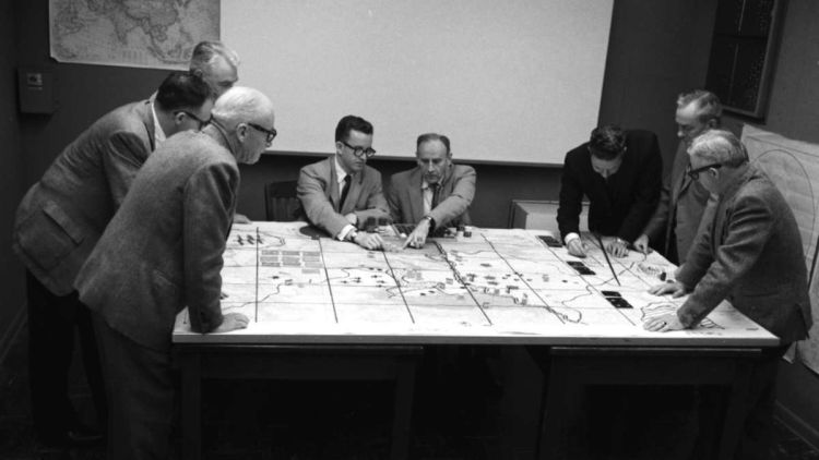 صورة تعود لعام 1966 يظهر فيها باحثون من معهد راند وهم يضعون مخططات السياسة الخارجية الأمريكية