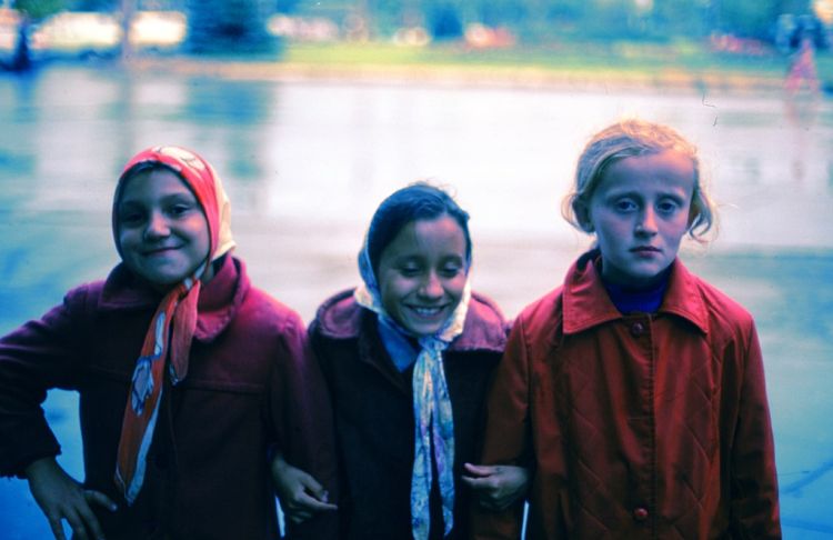 ثلاث فتيات في قازان، 1975 - المصدر: توماس ت. هاموند في كوميكس ويكيميديا