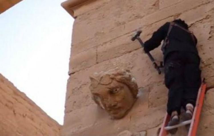 تحطيم آثار الحضر عام 2015 على يد مقاتل من تنظيم داعش