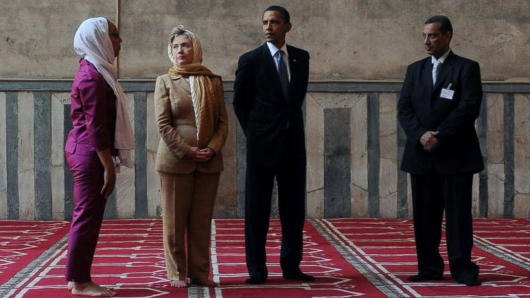 أوباما ووزيرة الخارجية هيلاري كلينتون في زيارة إلى جامع السلطان حسن في القاهرة عام 2009