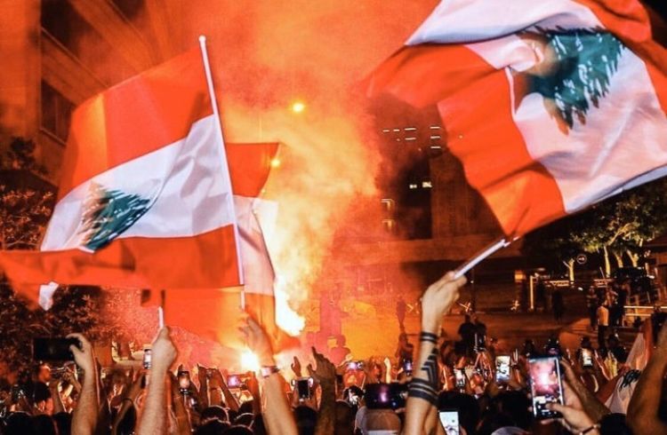 يستهدف اللبنانيون في معظم المدن إسقاط نظام المحاصصة القائم وسط رفضهم لتصريحات السياسيين