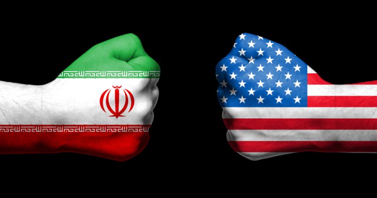 تُعيد واشنطن اليوم فرض عقوبات على قطاعين حيويين لإيران؛ النفط والبنوك