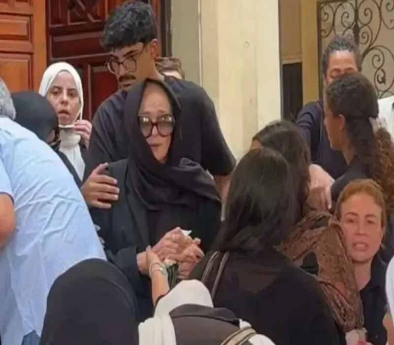 نجلاء فتحي تودع ابنتها الوحيدة.. مشاهد حزينة في جنازة ياسمين أبو النجا