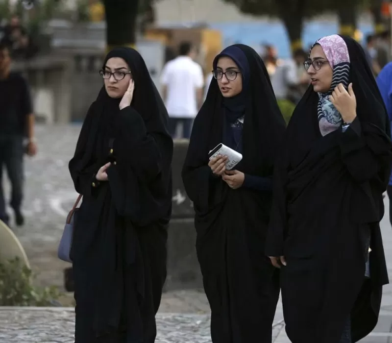 إلى متى ستتحكم السلطة في شَعر النساء الإيرانيات؟