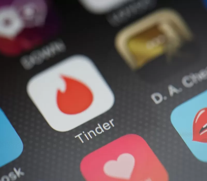 كيف جعلت تطبيقات المواعدة حياتنا العاطفية جحيماً؟