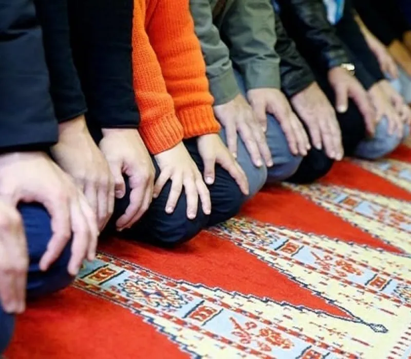 مسلمو بريطانيا الشباب أكثر ليبرالية لكنهم ليسوا أقل تديناً