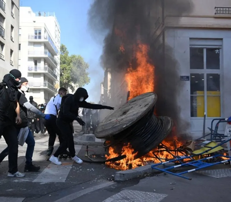 أخونة الاحتجاجات الطلابية في فرنسا تحول الساحات إلى ميادين حرب
