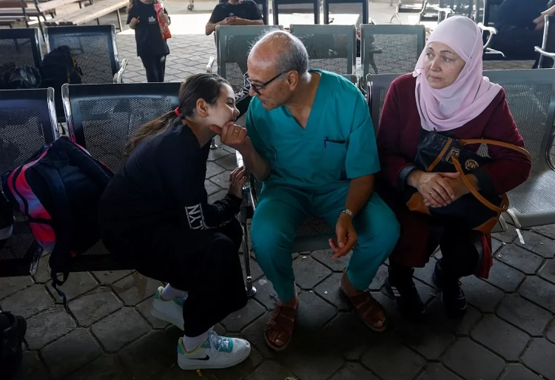 احتضن ابنته ربما للمرة الأخيرة.. طبيب يودع أسرته عند معبر رفح ويعود لعلاج الجرحى في غزة احتضن ابنته ربما للمرة الأخيرة.. طبيب يودع أسرته عند معبر رفح ويعود لعلاج الجرحى في غزة
