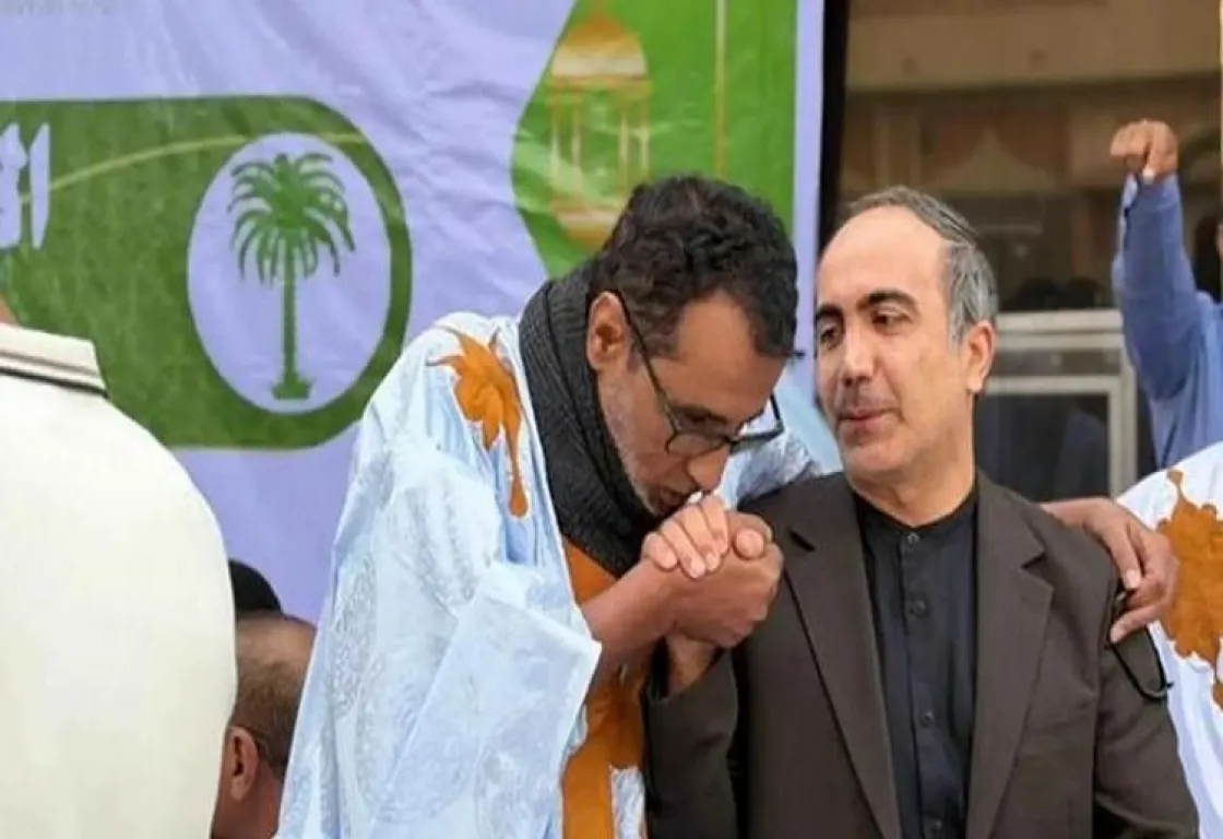 تقبيل يد سفير إيران..إفطار رمضاني يفضح التحالف بين الإخوان وطهران