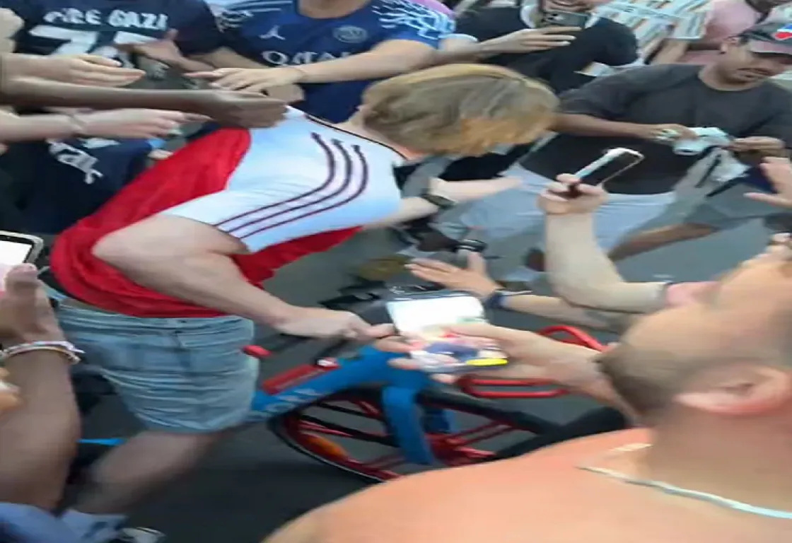 مشهد صادم: جماهير باريس سان جيرمان تعتدي على مشجع أرسنال وتطارده في شوارع باريس مشهد صادم: جماهير باريس سان جيرمان تعتدي على مشجع أرسنال وتطارده في شوارع باريس