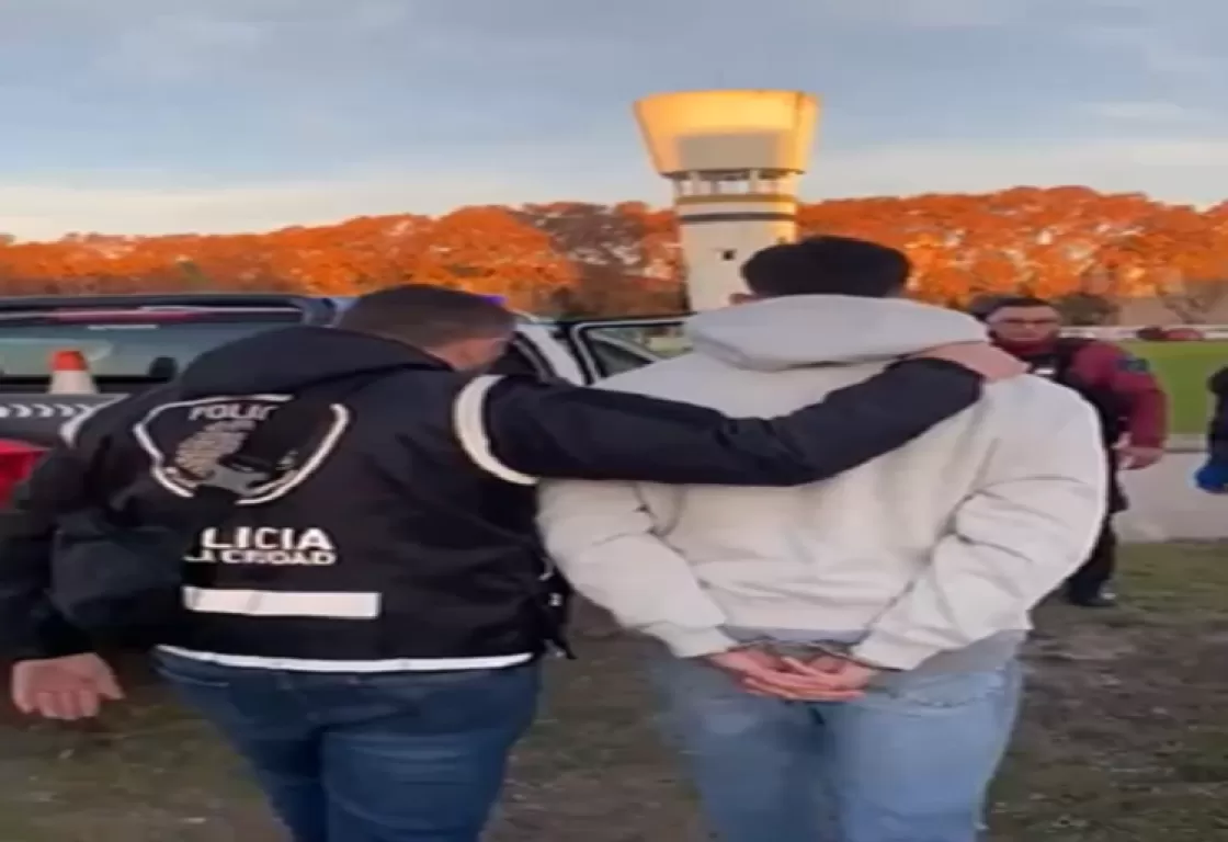 بتهمة الشروع في القتل.. الشرطة الأرجنتينية تعتقل لاعباً أثناء مباراة فريقه