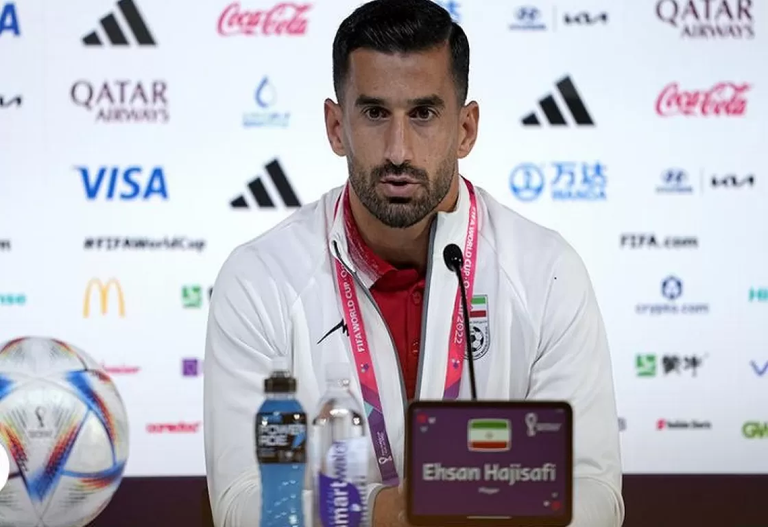 أول لاعب يعلن على الهواء دعمه للاحتجاجات... قائد المنتخب الإيراني يُعزي أسر الضحايا ويطالب بالتغيير أول لاعب يعلن على الهواء دعمه للاحتجاجات... قائد المنتخب الإيراني يُعزي أسر الضحايا ويطالب بالتغيير