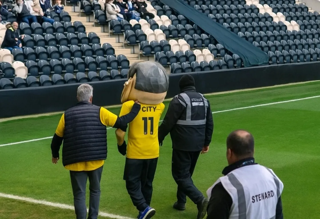 الحادث الأول من نوعه .. طرد تميمة أثناء مباراة في كأس الاتحاد الإنجليزي