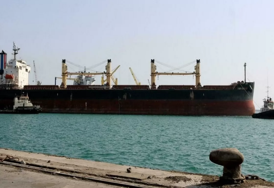 هكذا زادت الهجمات الحوثية على موانئ النفط أعباء اليمنيين الاقتصادية هكذا زادت الهجمات الحوثية على موانئ النفط أعباء اليمنيين الاقتصادية