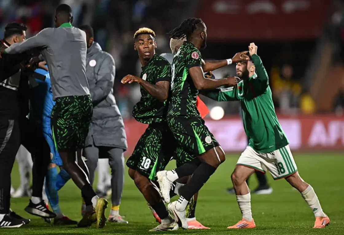 كأس أفريقيا: الكاف يفتح تحقيقاً حول اشتباكات اللاعبين في مباراة الجزائر ونيجيريا كأس أفريقيا: الكاف يفتح تحقيقاً حول اشتباكات اللاعبين في مباراة الجزائر ونيجيريا