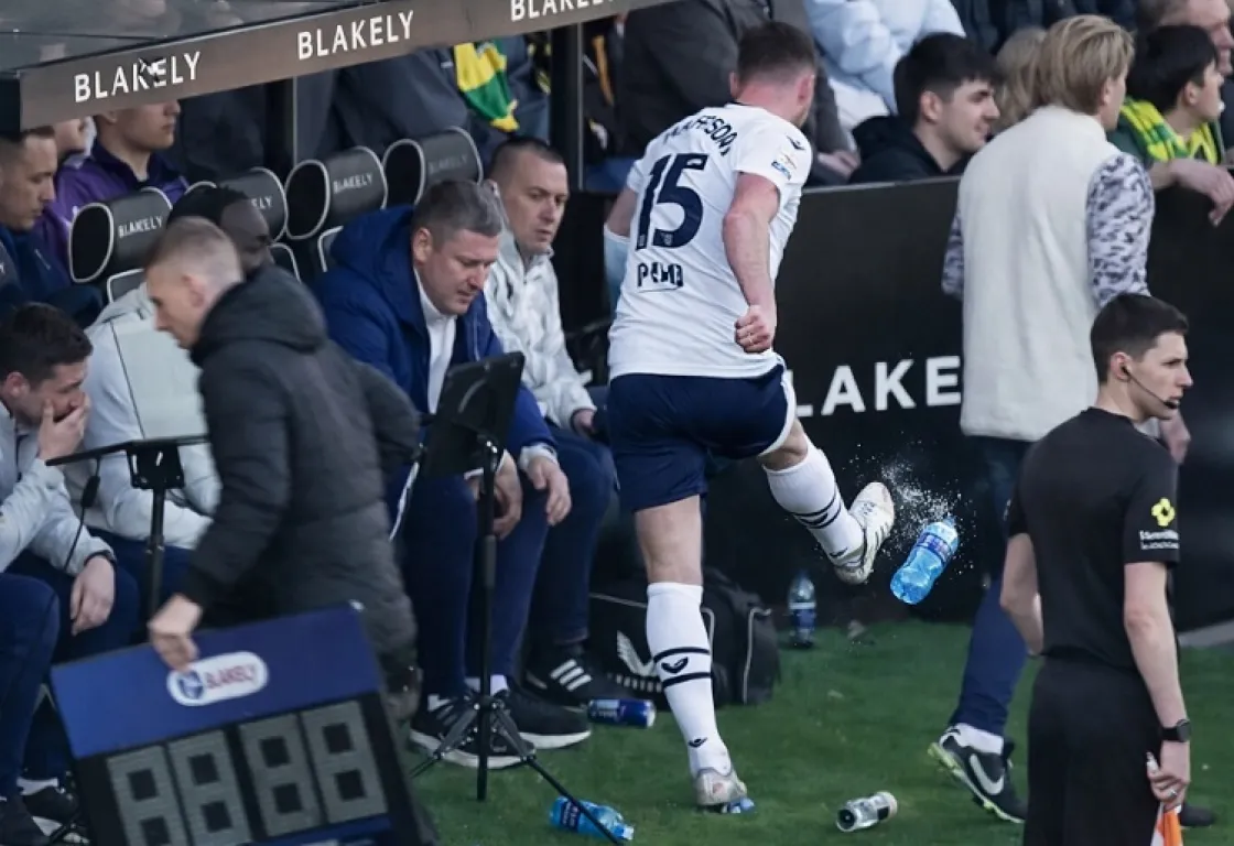 حدث في الدوري الإنجليزي: لاعب غاضب ركل زجاجة مياه فأصاب مشجع