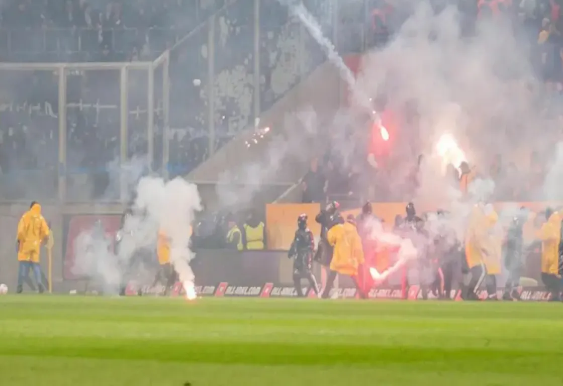 حدث في ألمانيا: شغب جماهيري يوقف مباراة دينامو دريسدن وهيرتا برلين 