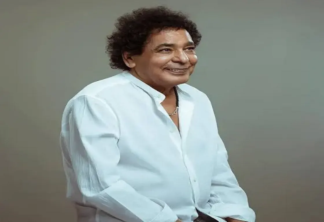محمد منير يعود إلى القاهرة بعد رحلة علاجية بألمانيا ويستعد لمفاجأة جمهوره