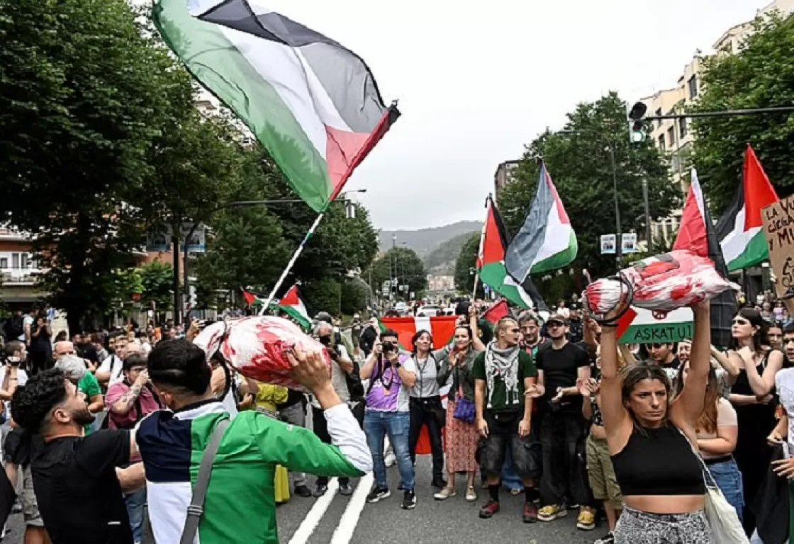 حدث في إسبانيا: احتجاجات رافضة لمشاركة إسرائيل تُربك سباق "فويلتا" للدراجات وتُنهي المرحلة بلا فائز. حدث في إسبانيا: احتجاجات رافضة لمشاركة إسرائيل تُربك سباق "فويلتا" للدراجات وتُنهي المرحلة بلا فائز.
