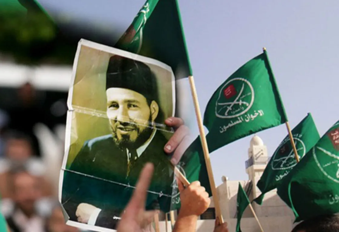 حسن البنا بين خطاب السلمية وميراث العنف.. التناقض الذي أربك الإخوان منذ التأسيس
