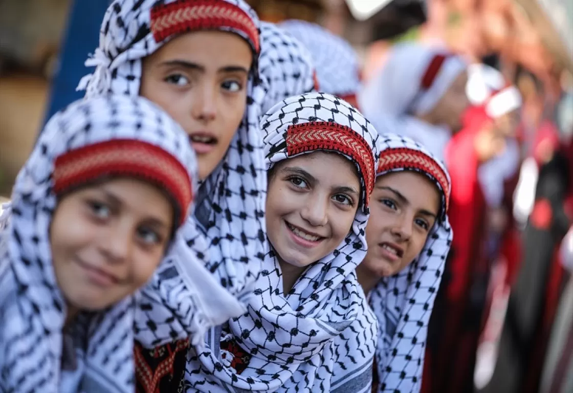 الكوفية من قطعة نسيج إلى رمز للقضية الفلسطينية الكوفية من قطعة نسيج إلى رمز للقضية الفلسطينية