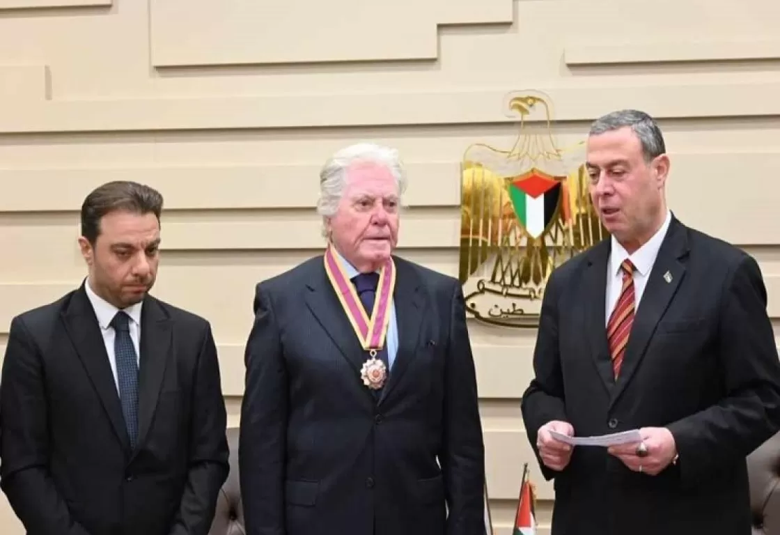 النجمة الكبرى تقديراً لحسين فهمي من الرئيس الفلسطيني النجمة الكبرى تقديراً لحسين فهمي من الرئيس الفلسطيني