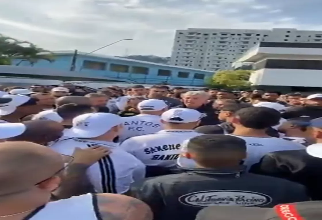 جماهير سانتوس الغاضبة تهدد نيمار وزملاءه وسط سيلٍ من السباب والوعيد