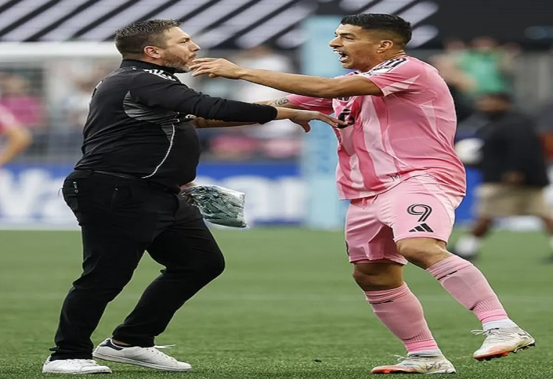 فضيحة كروية..لويس سواريز يبصق على مدرب الفريق المنافس في نهائي كأس الدوريات