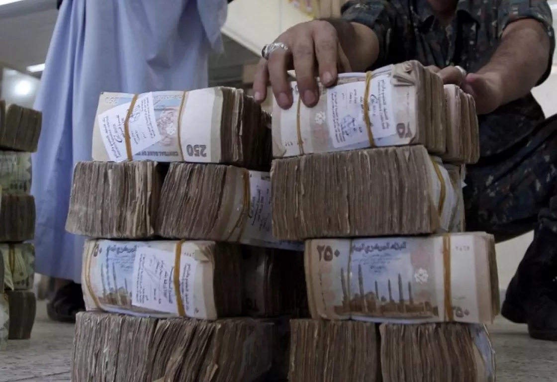ميليشيات الحوثيين المالية تتسبب في أزمة سيولة نقدية خانقة... كيف؟