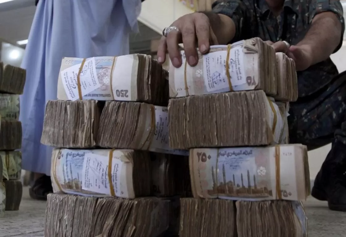 ميليشيات الحوثيين المالية تتسبب في أزمة سيولة نقدية خانقة... كيف؟ ميليشيات الحوثيين المالية تتسبب في أزمة سيولة نقدية خانقة... كيف؟