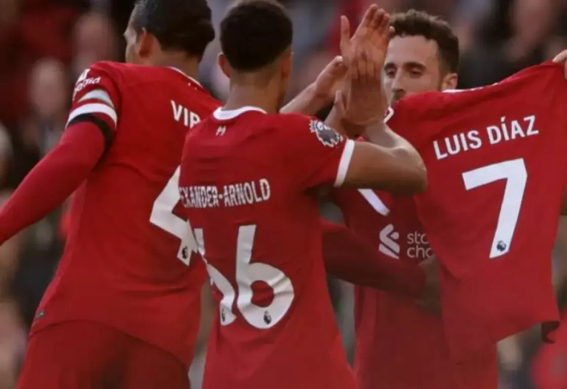 شارك في حفل أثناء تشييع غوتا.. جماهير ليفربول تطالب برحيل دياز شارك في حفل أثناء تشييع غوتا.. جماهير ليفربول تطالب برحيل دياز