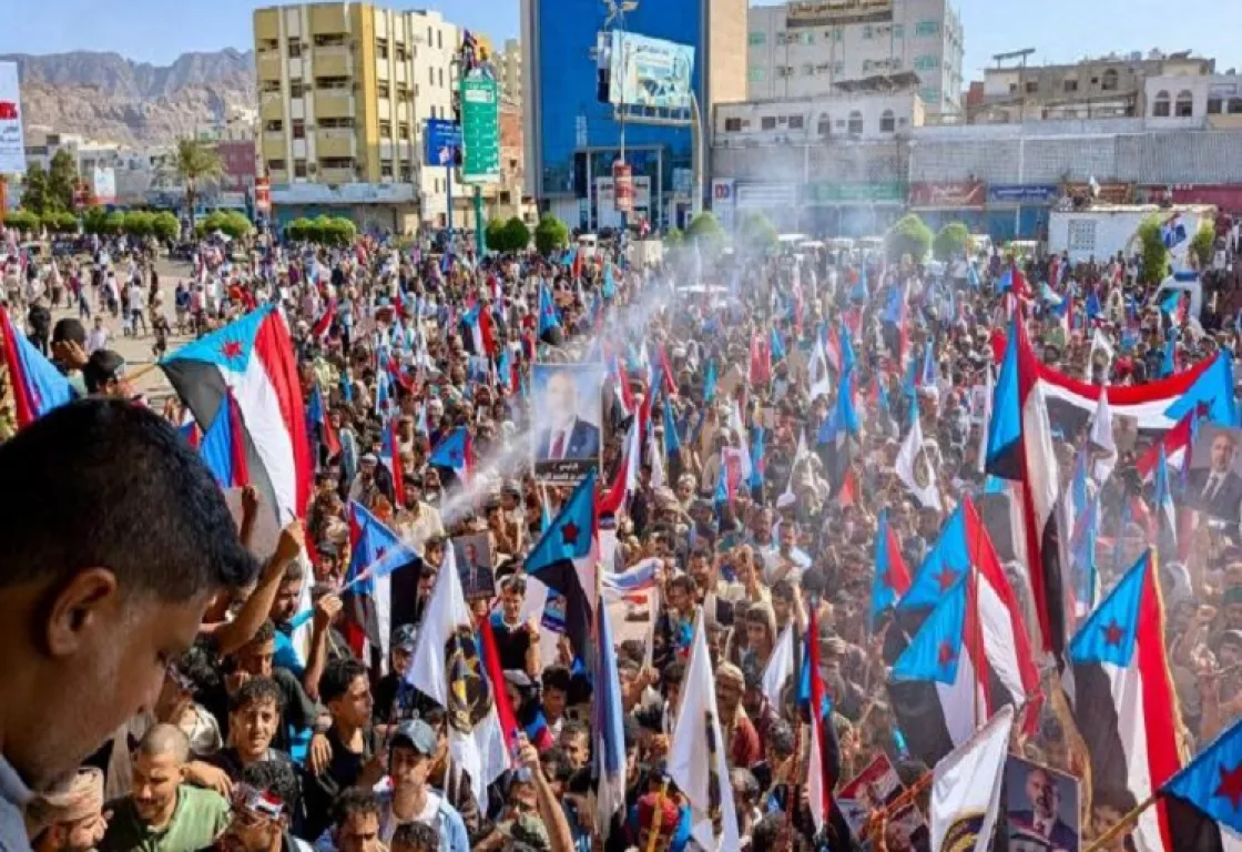 ماذا يحدث في عدن؟ رصاص داخل خفر السواحل... و"الإخوان" تحت المجهر 