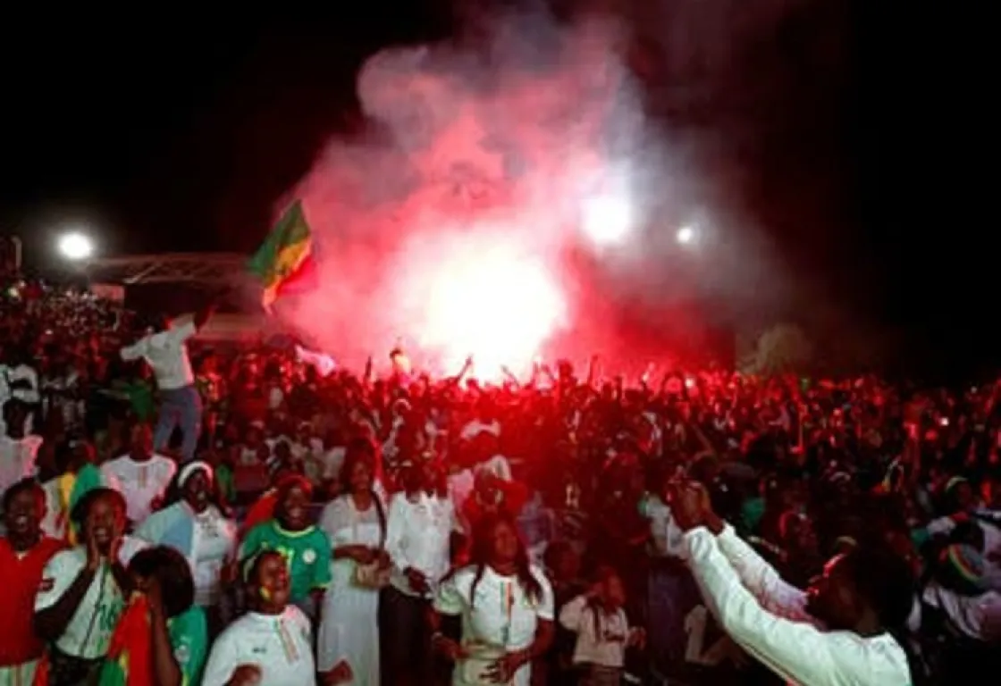 شارك فيها الرئيس.. احتفالات جنونية في شوارع داكار بعد الفوز بكأس أفريقيا شارك فيها الرئيس.. احتفالات جنونية في شوارع داكار بعد الفوز بكأس أفريقيا