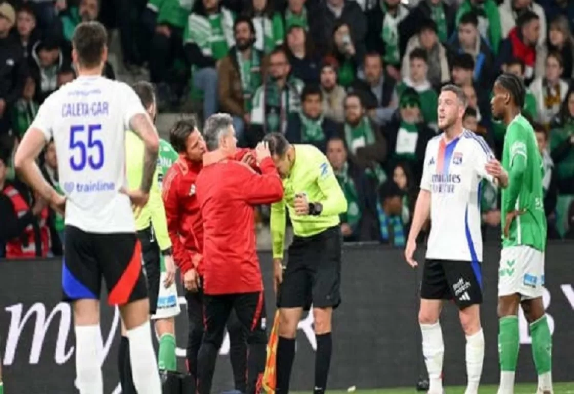 حادث مؤسف في الدوري الفرنسي.. مشجع يصيب الحكم المساعد بمقذوف أثناء المباراة