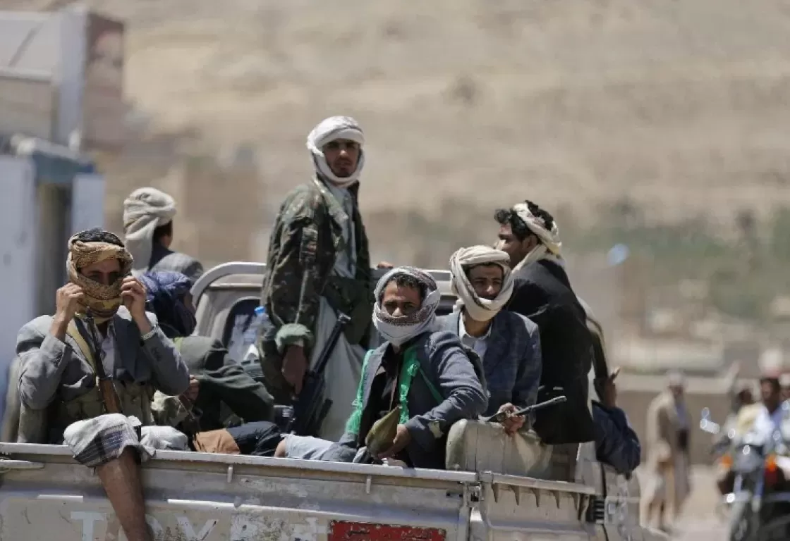 الحوثيون يحولون المدارس إلى مراكز تجنيد وصناديق تبرعات الحوثيون يحولون المدارس إلى مراكز تجنيد وصناديق تبرعات