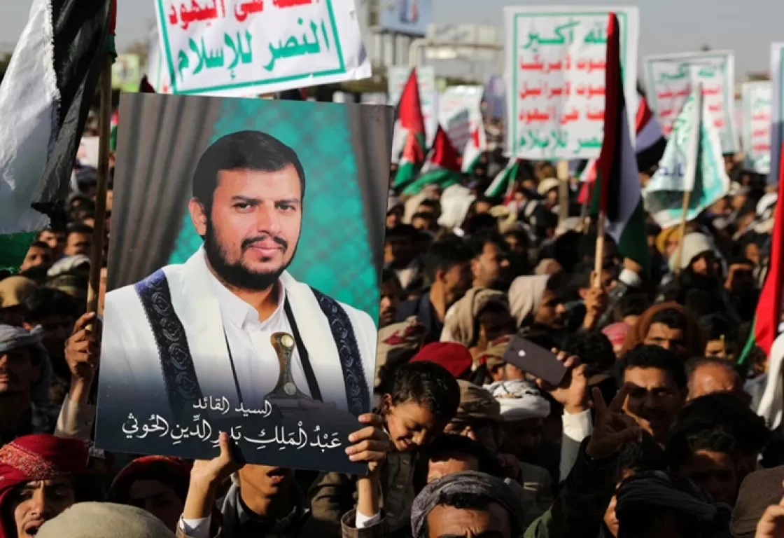 الإخوان يرفعون صور عبد الملك الحوثي في منشآتهم... التخادم يتجاوز حدود اليمن
