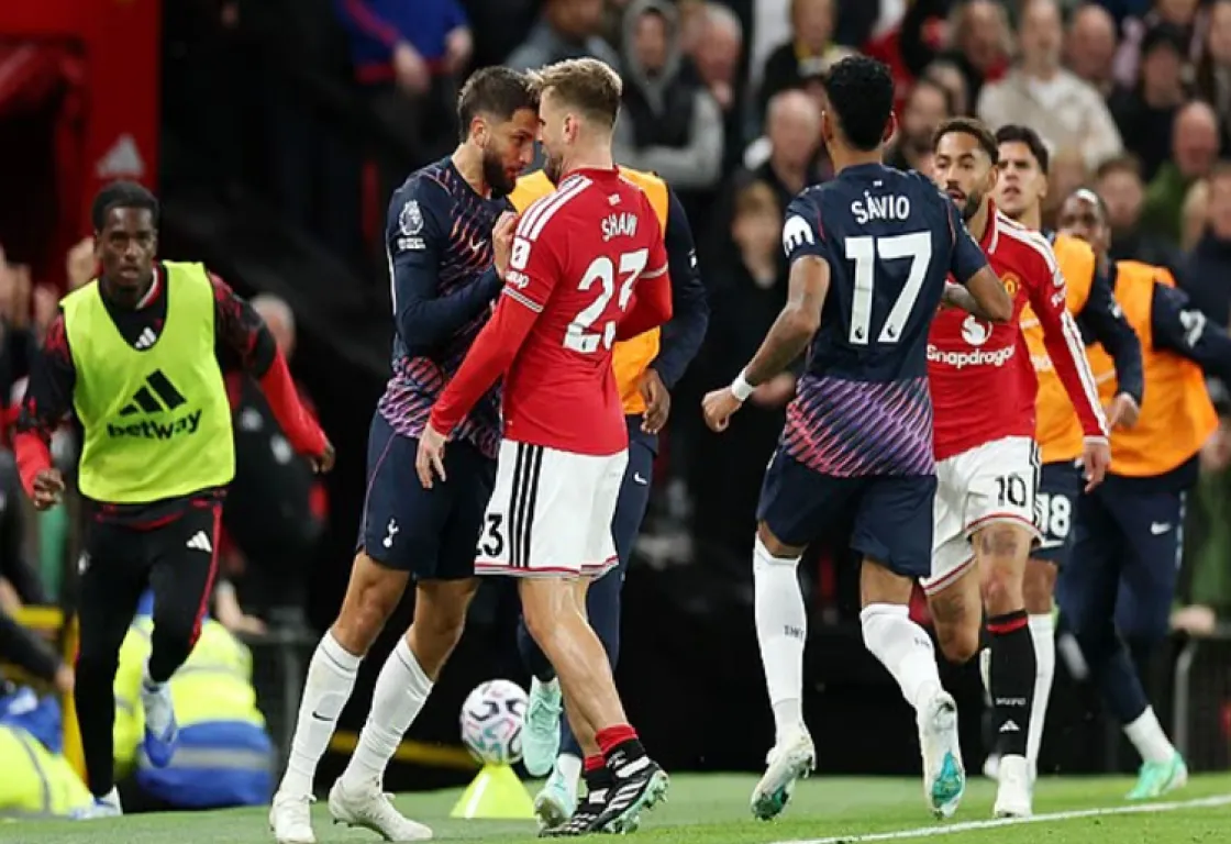 نطحة تشعل أولد ترافورد.. لاعب توتنهام يتسبب في اشتباك جماعي أمام مانشستر يونايتد
